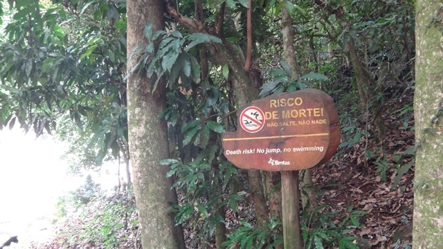 Aviso sobre os riscos de entrar na água no Parque dos Saltos.