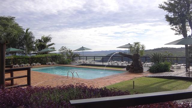 Piscina com vista panorâmica.