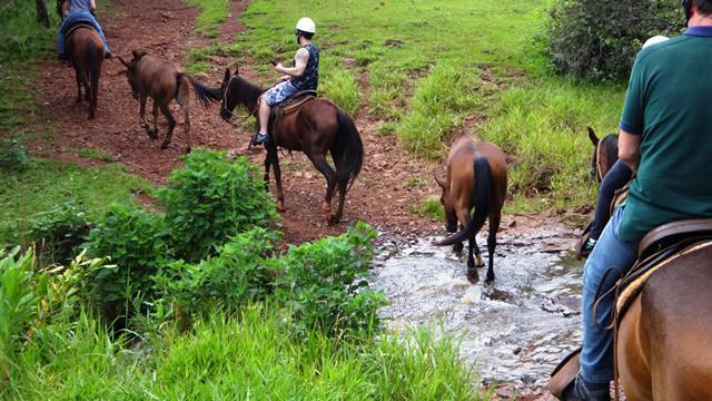 Cavalgada no parque Recanto das Cachoeiras.