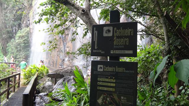 Cachoeira da Roseira, com queda d’água de 55 metros.