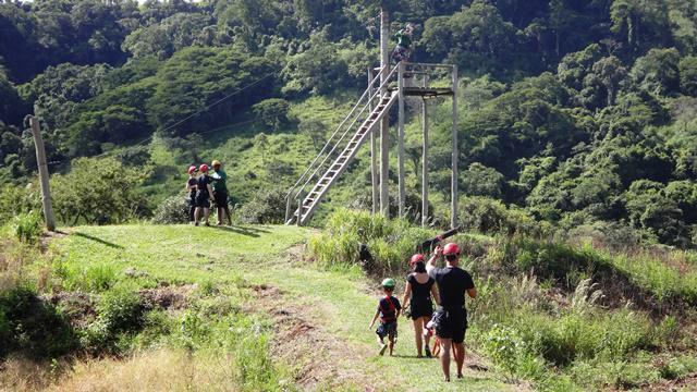 Seguindo para a plataforma da primeira tirolesa.