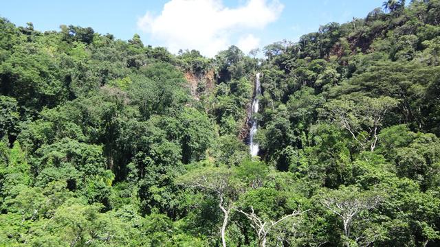 Durante um dos voos, é possível avistar uma cachoeira.