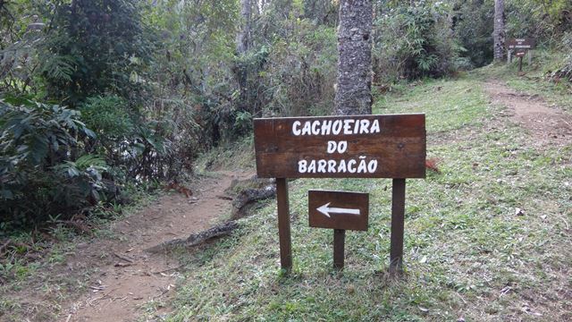 Logo no começo da trilha tem o acesso para a cachoeira, que pode ser visitada antes ou depois da trilha.