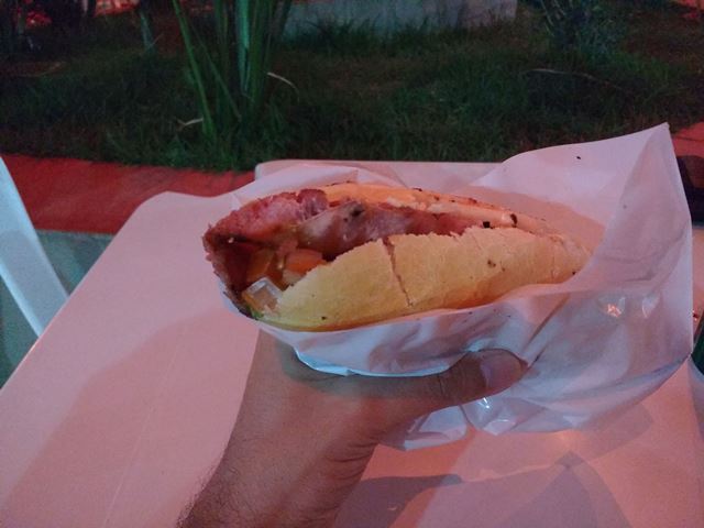 Lanche de linguiça.