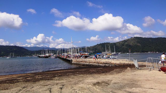 Cais em Paraty, de onde partem passeios de barco.