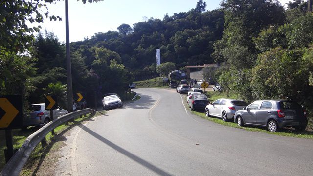 Carros estacionados na estrada. O estacionamento do Lavandário estava lotado.