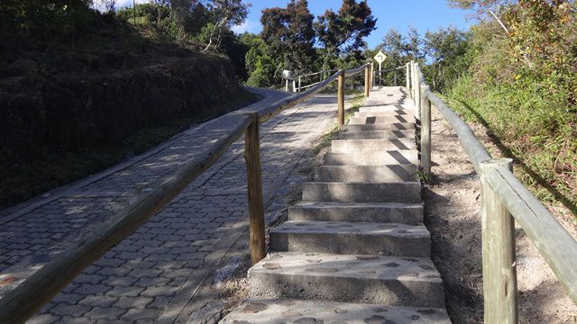 Bóra subir o morro (no meio do caminho tem um banco para quem quiser descansar).