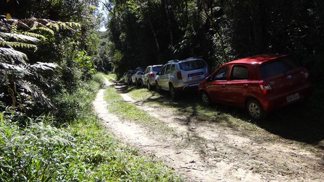 Carros estacionados próximos ao Cachoeirão.
