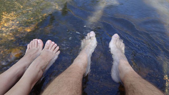 Tentando se molhar na água gelada da Cachoeira do Pimenta.