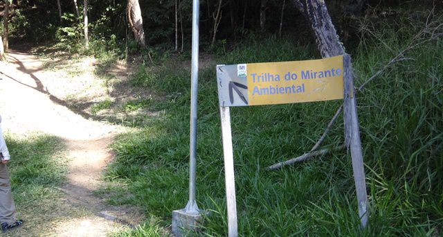 Indicação da Trilha do Mirante.