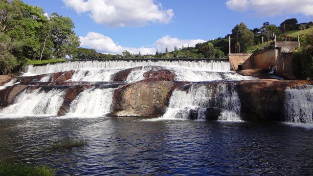 Cachoeira e barragem.