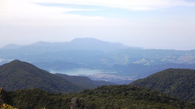 Lá ao fundo, a cidade de Paraty/RJ.