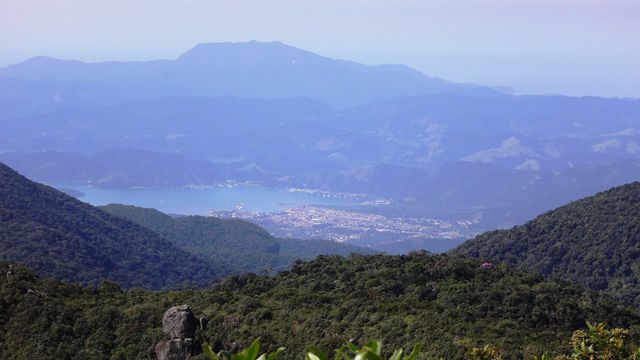 Lá ao fundo, a cidade de Paraty/RJ.