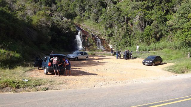 Cachoeira do Mato Limpo, bem na beira da estrada.