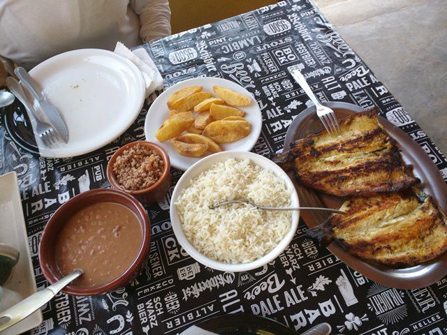 Truta gratinada e salada, para duas pessoas.