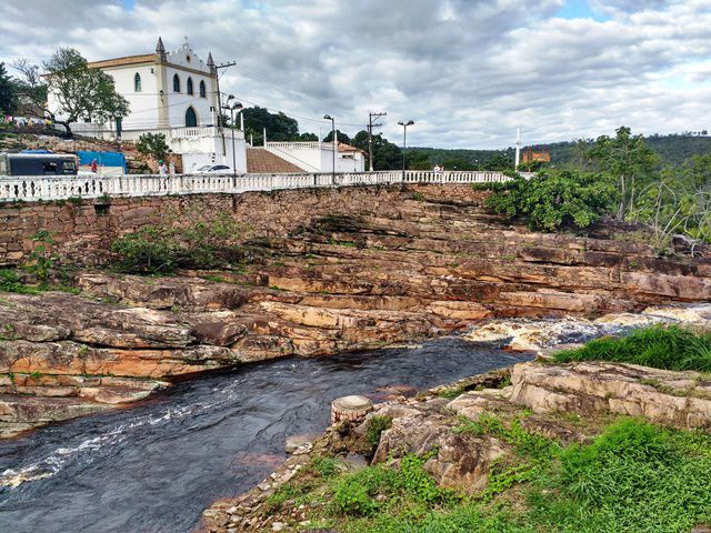 Rio Lençóis, com a Igreja Nosso Senhor dos Passos ao fundo.