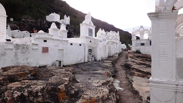 Túmulos construídos sobre rochas no Cemitério Bizantino.