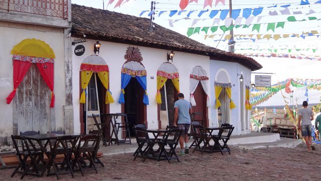 Decoração junina no comércio da cidade.