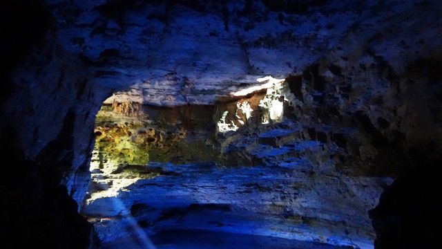 Toda a câmara da gruta fica com esse tom de azul quando a luz solar está mais intensa.