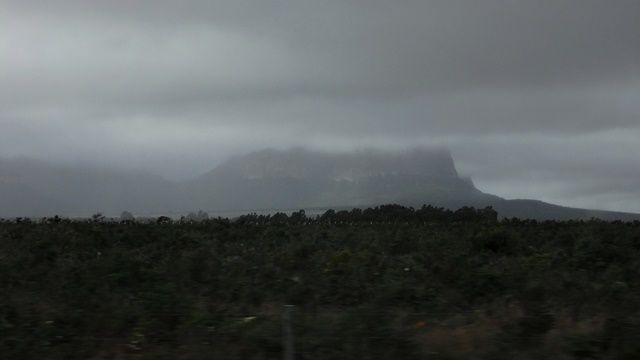 Após ter chovido a noite toda, o amanhecer estava bem nublado.