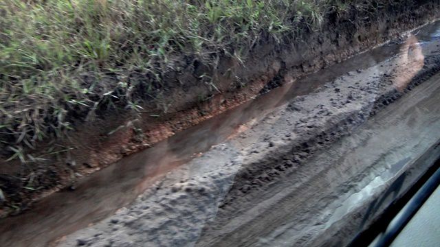 E a estrada de terra bem embarreada.