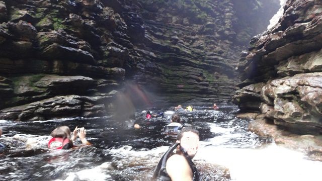 Galera nadando até a Cachoeira do Buracão.