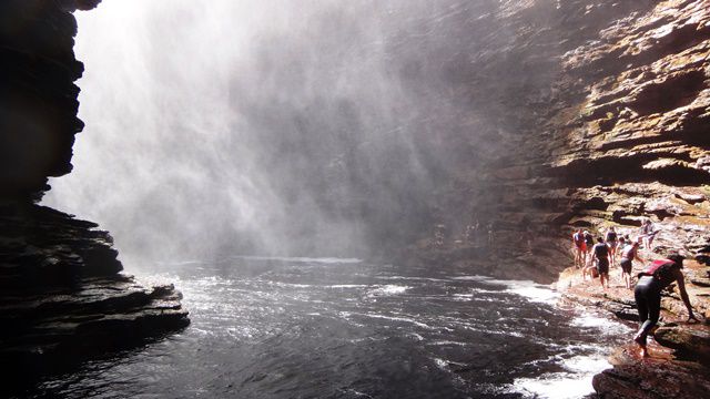 Sem mesmo ver a cachoeira, já dá para ver a brisa d'água.