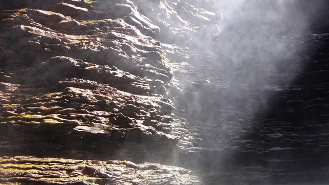 A brisa d'água da Cachoeira do Buracão molha todas as pedras ao redor.