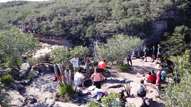 Galera esperando sua vez para ver a cachoeira.