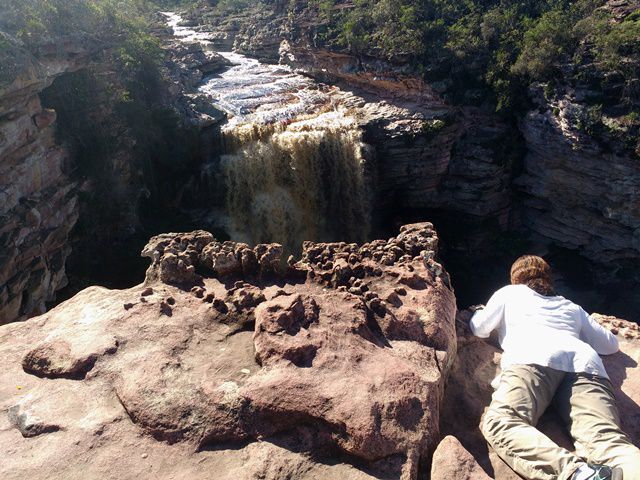 Deitado ali, dava para ver o poço da cachoeira também.