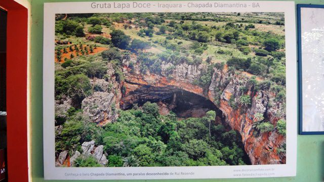 Neste quadro temos uma panorâmica da entrada da Gruta Lapa Doce.