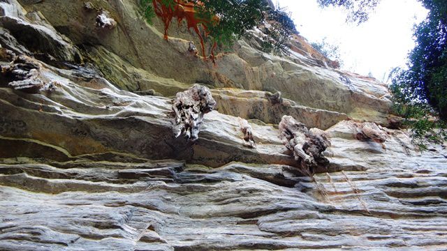 Formações de calcário na entrada da gruta.