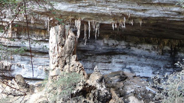 Estalactites vistas já na entrada da Gruta Lapa Doce.