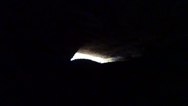 A entrada da gruta vai ficando para trás, enquanto a escuridão inicia seu domínio.