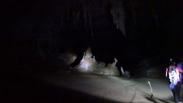 Formações rochosas dentro da Gruta Lapa Doce.