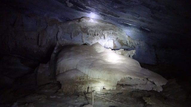 Formações rochosas dentro da Gruta Lapa Doce.