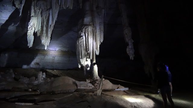 Formações rochosas dentro da Gruta Lapa Doce.