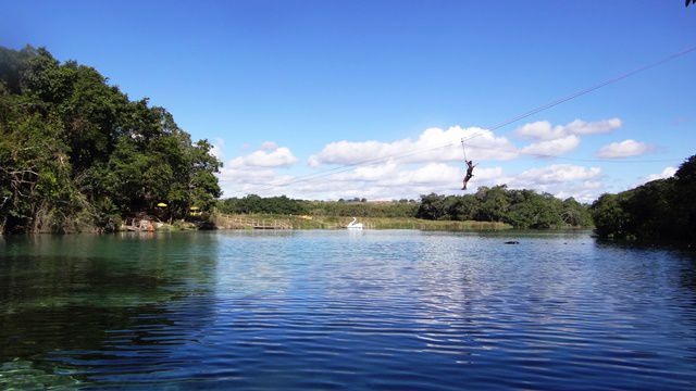 Tirolesa sobre o Rio Pratinha.