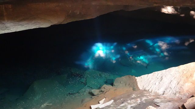 Gruta Azul, na Fazenda Pratinha, Chapada Diamantina.