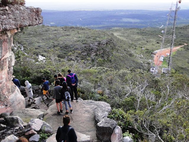Galera descendo a trilha do Morro do Pai Inácio.