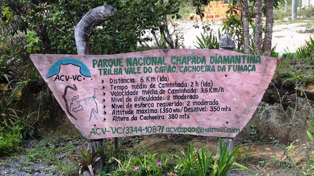Placa com informações sobre a trilha para a Cachoeira da Fumaça - Chapada Diamantina.