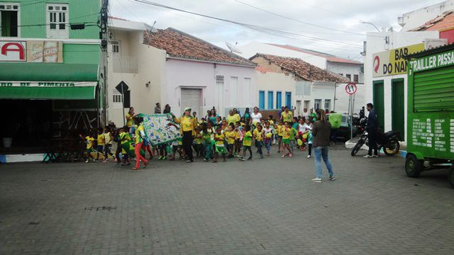 Crianças desfilando em função do jogo do Brasil na Copa do Mundo, em Palmeiras/BA.