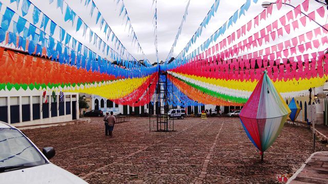 A cidade cada vez mais decorada para as festas juninas.