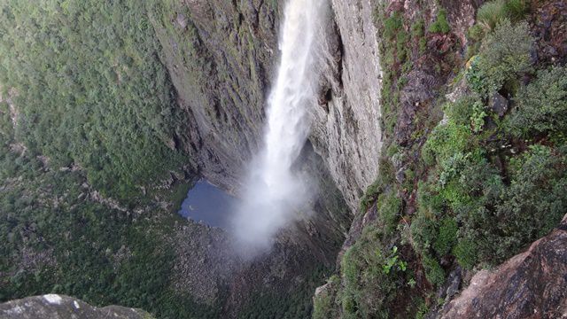 Cachoeira da Fumaça e seu poço, 380m abaixo.