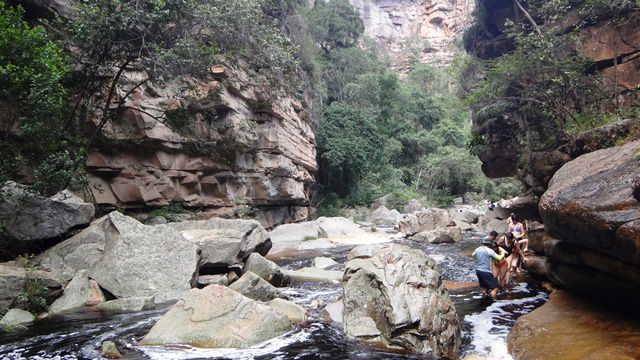 Caminho pelo rio para chegar na Cachoeira do Mosquito.