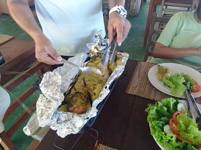 Peixe assado na telha, no restaurante Oribá - Praia do Espelho.