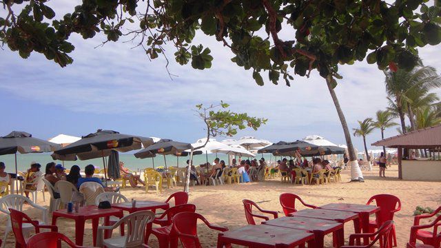 Escolhemos um local debaixo da árvore, com sombra natural, para passar o dia em Arraial.