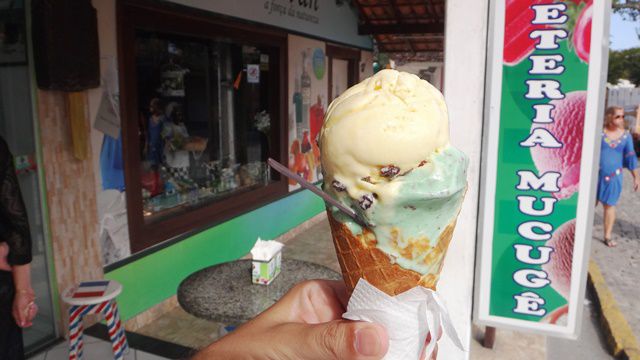 Nem o sorvete aguentava de tando calor.