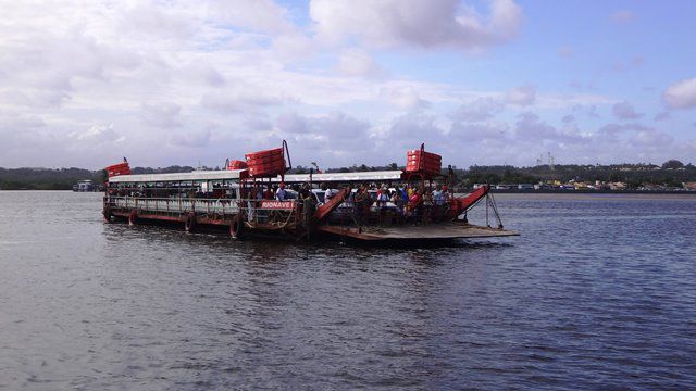 Balsa que faz a ligação Porto Seguro - Arraial d'Ajuda.