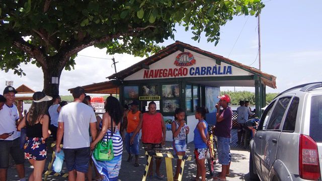 Pessoas aguardando o embarque e alugando acessórios.